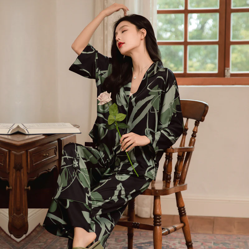 Traditional Japanese Pajamas for Women - Image 3